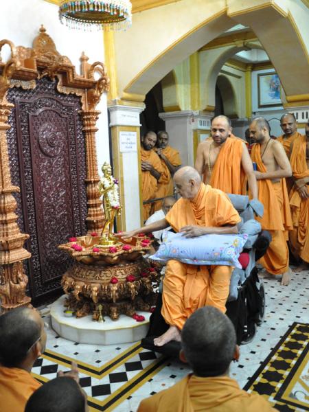  Swamishri touches the holy feet of Shri Nilkanth Varni
